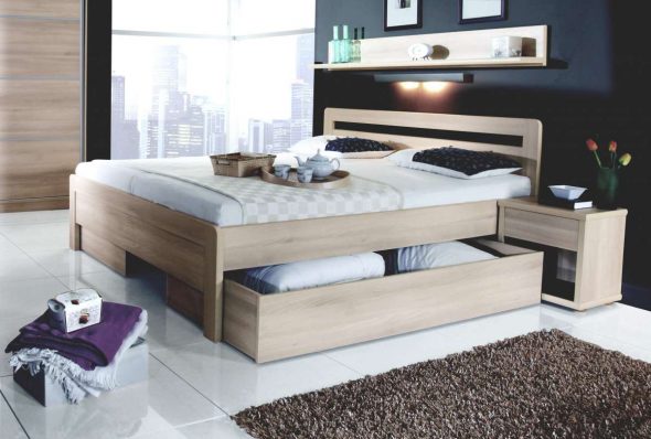 lit en bois avec des boîtes de rangement