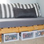 Canapé de palettes pour la pépinière avec espace de rangement