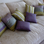 Petits oreillers à rayures pour un canapé beige