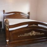 Excellent lit en bois naturel avec décoration