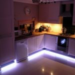 Espace de travail de la cuisine avec un éclairage inférieur