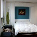 Armoire avec lit intégré à l'intérieur d'une petite chambre