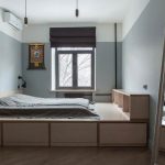 Chambre minimalisme avec un lit sur le podium