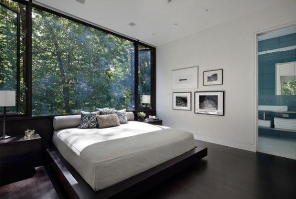 Chambre à coucher dans un style moderne avec la mauvaise disposition du lit par Feng Shui