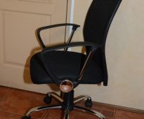 Fekete irodai szék