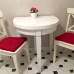 Table semi-circulaire en bois et chaises