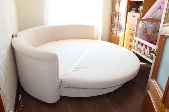 Canapé-lit rond dans une petite pièce