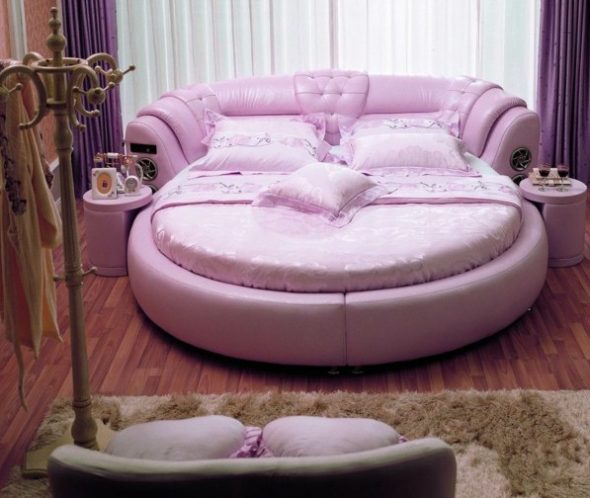 La conception d'une chambre très délicate avec un lit rond inhabituel
