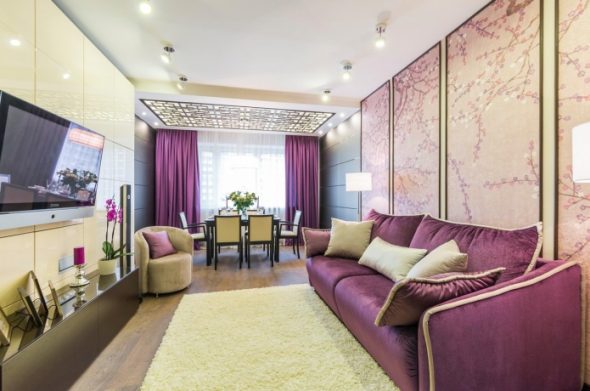 Peintures murales violettes et un canapé à l'intérieur