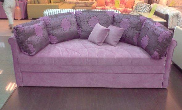 Canapé-lit violet assemblé
