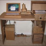 Table d'ordinateur en carton