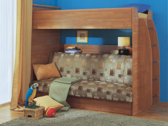 Lit mezzanine en bois confortable avec canapé