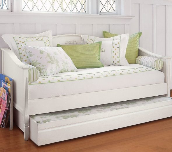 Beau canapé blanc avec lit supplémentaire