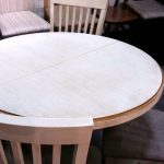 Belle table ronde en bois avec des chaises en bois