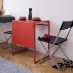 Table pliante rouge et chaises pliantes pour une petite cuisine