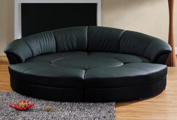 Le canapé-lit rond est transformé en sièges séparés et une table