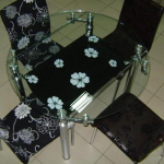 Table ronde en verre et chaises noires