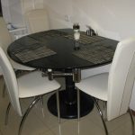 Table ronde et chaises hautes pour la cuisine