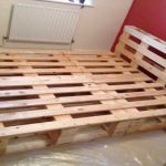 Meubles de palettes en bois - un lit pour donner et à la maison