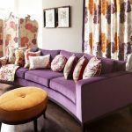 Orange et violet pour une pièce confortable et lumineuse