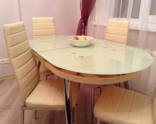 Table coulissante en verre ovale