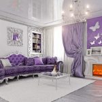 Salon violet élégant avec une belle décoration.