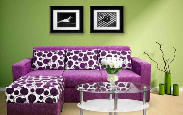 Canapé Lilac avec de beaux oreillers