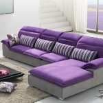 La combinaison de gris et de violet à l'intérieur dans le style du minimalisme