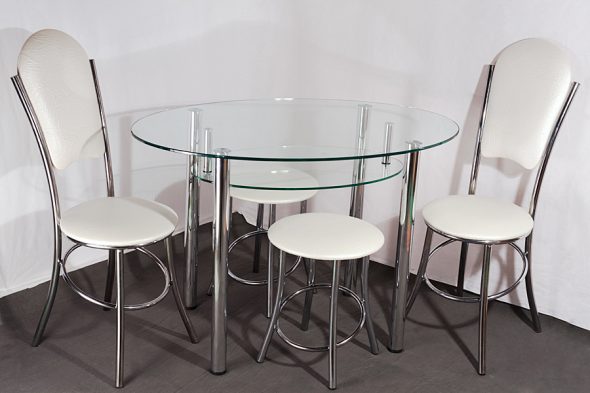 Table en verre avec deux types de chaises