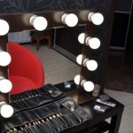 table de maquillage avec miroir