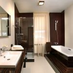 Salle de bain avec des articles sanitaires de forme et de design inhabituels