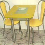 Table en verre jaune pour une petite cuisine