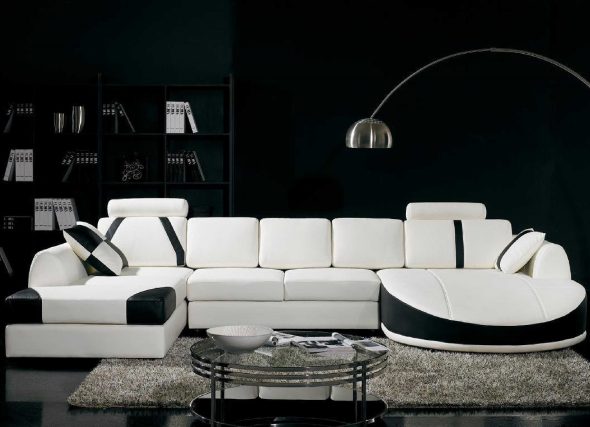 Mobilier noir et blanc dans le salon dans un style moderne.
