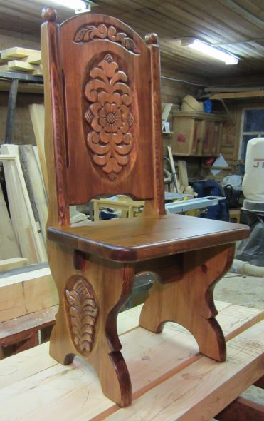Chaise en bois sculpté