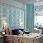 Belle chambre avec un design inhabituel du lit