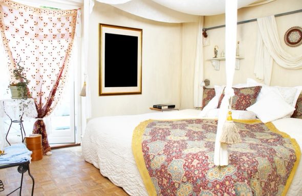 Chambre créative avec un mobilier blanc et une décoration inhabituelle.