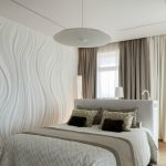 Chambre monochrome avec meubles blancs et textiles blancs et beiges