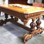 Un exemple de table Renaissance en bois sculpté
