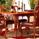 Table et chaises rectangulaires