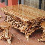 Table et tabourets sculptés en bois avec leurs propres mains