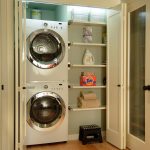Cabinet avec lave-linge et sèche-linge intégrés et étagères