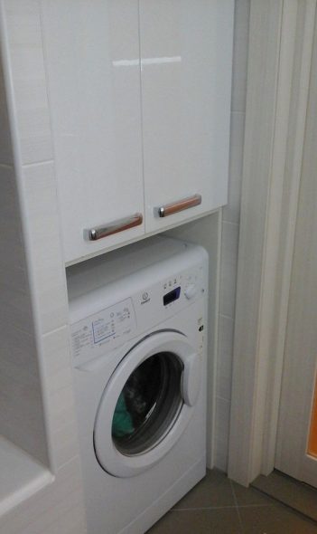 Cabinet sur la machine à laver
