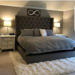 Chambre moderne avec un lit moelleux et un tapis moelleux