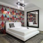 Chambre moderne avec un accent lumineux sur le mur en tête de lit