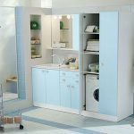 Salle de bain avec mobilier bleu et blanc