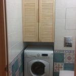 Armoire encastrée au dessus de la machine à laver avec tiroirs