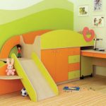 Meubles pour enfants: un lit avec un tiroir et une table vykatny