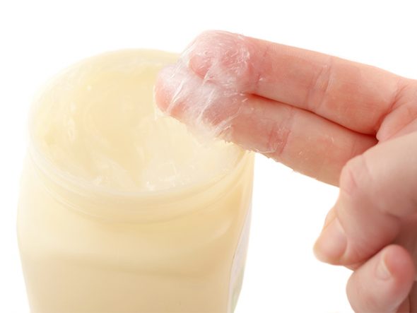 Après le nettoyage, appliquez une crème épaisse, de la vaseline ou de l'huile sur la surface