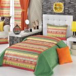Couvre-lit coloré sur le lit en style ethno
