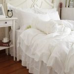 Doux couvre-lit blanc avec de la dentelle